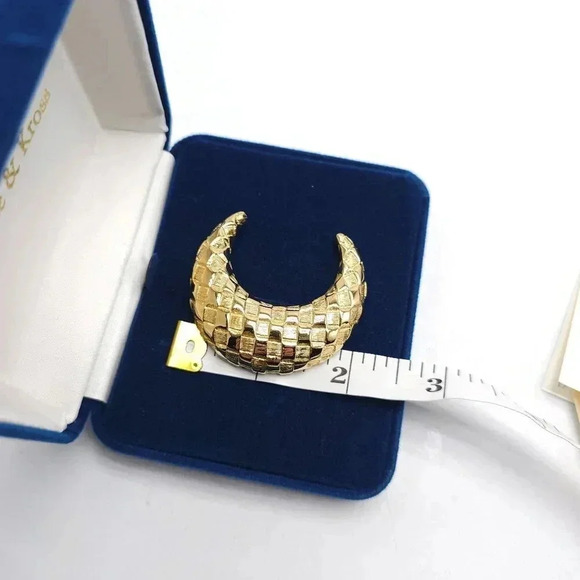 Camrose & Kross Gold Tone Crescent Moon Brooch In Blue Velvet Box - Picture 3 of 4